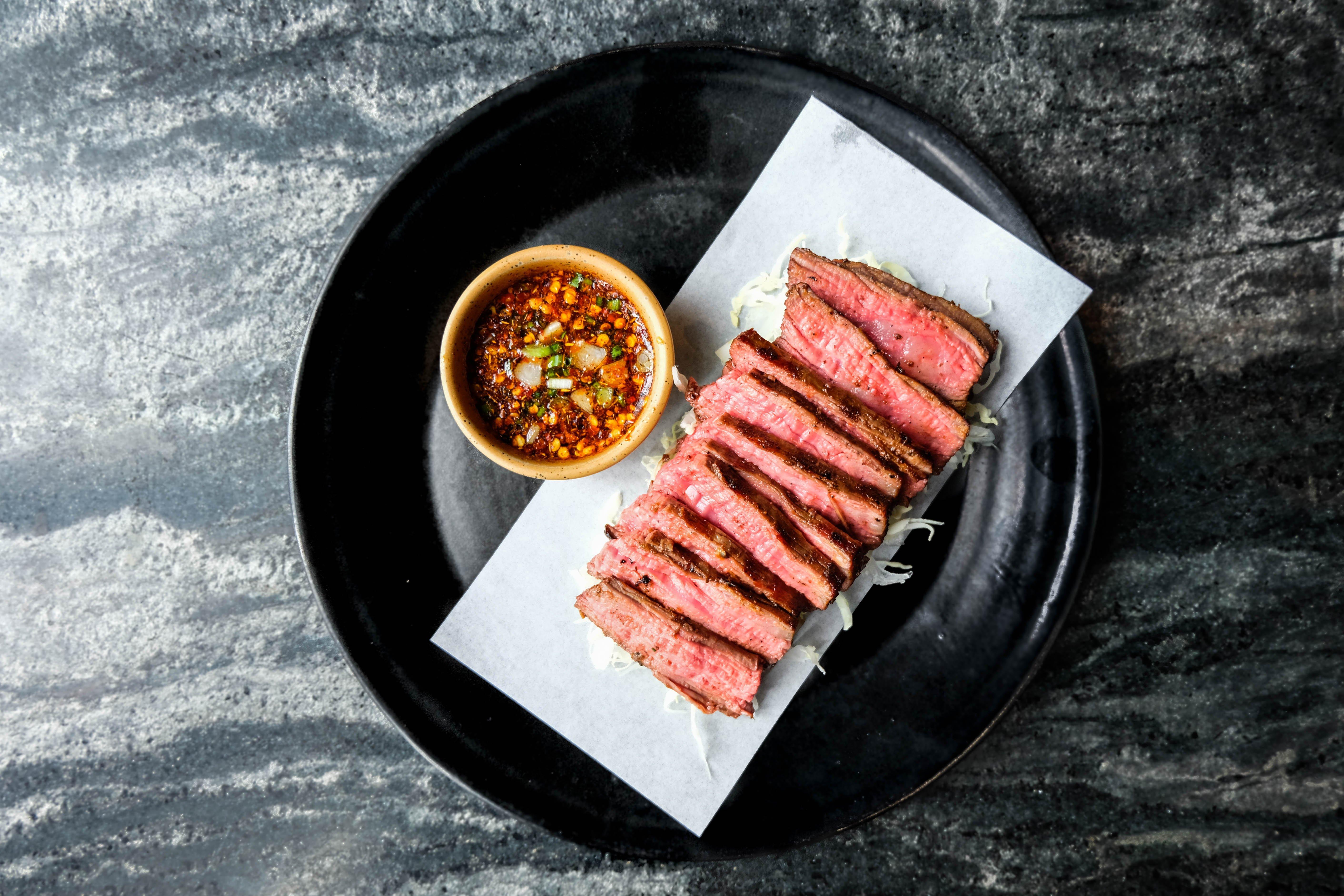曼谷无线路英迪格酒店 外观 照片 A plate of grilled steak