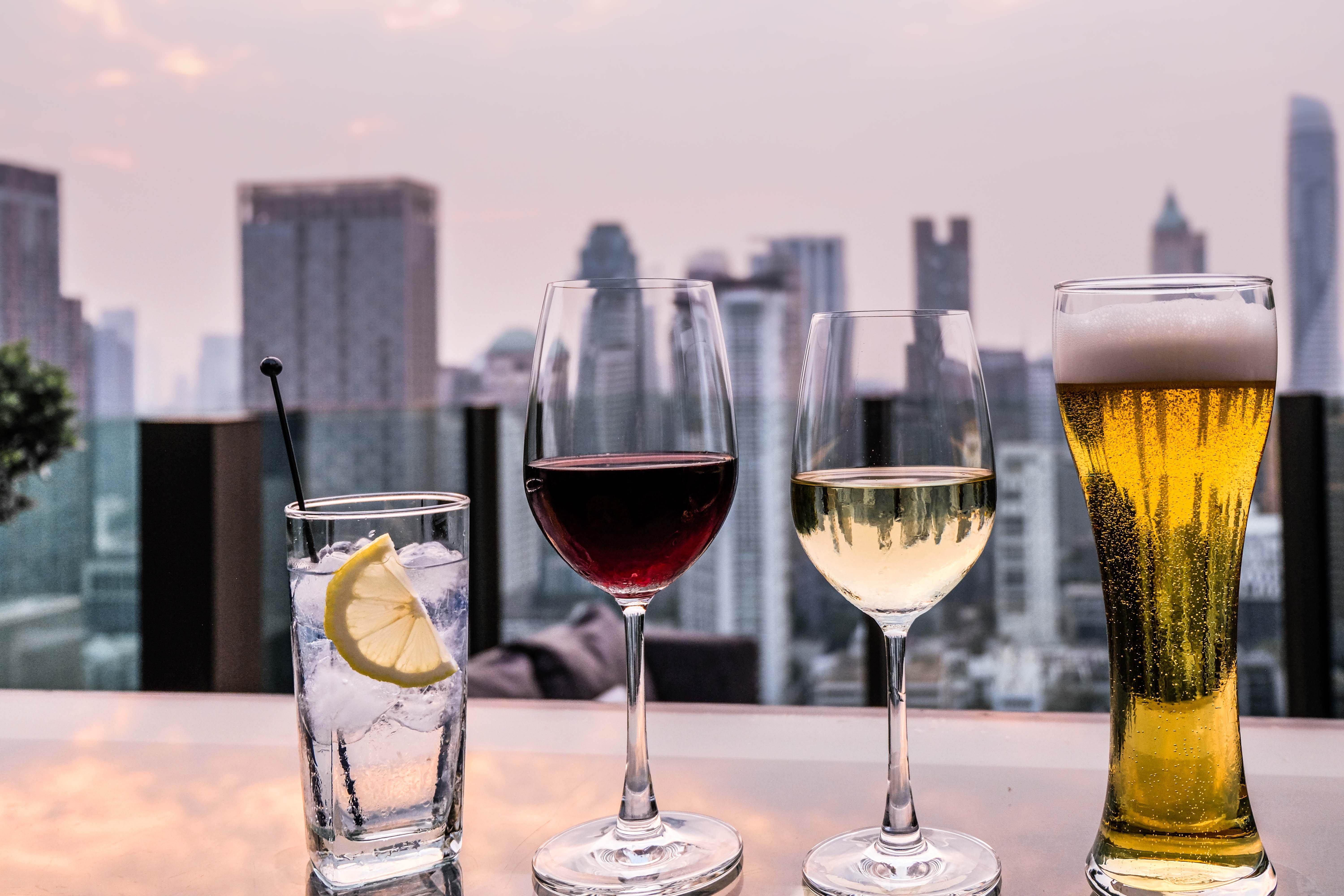 曼谷无线路英迪格酒店 外观 照片 A selection of alcoholic drinks