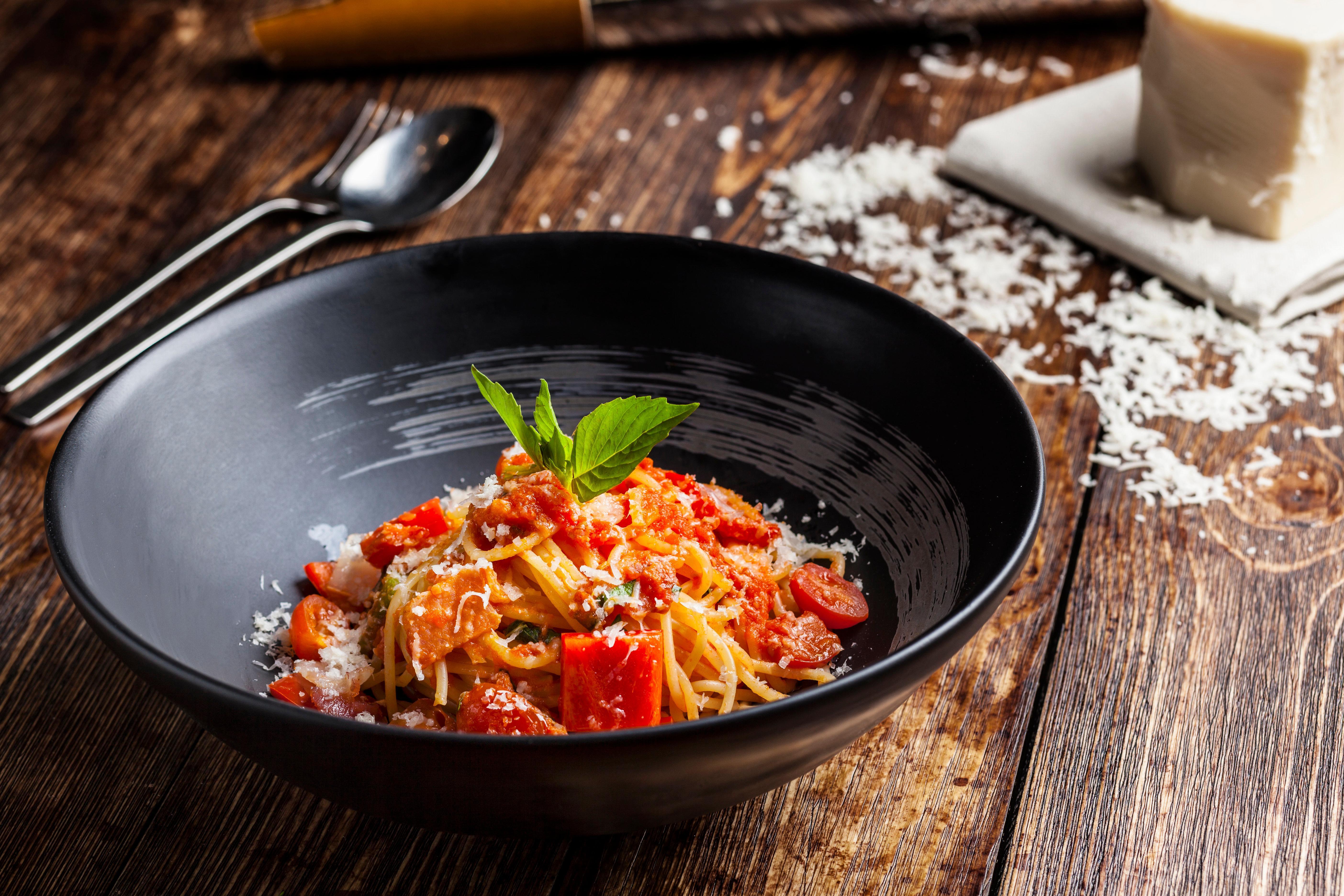 曼谷无线路英迪格酒店 外观 照片 Pasta with tomato sauce