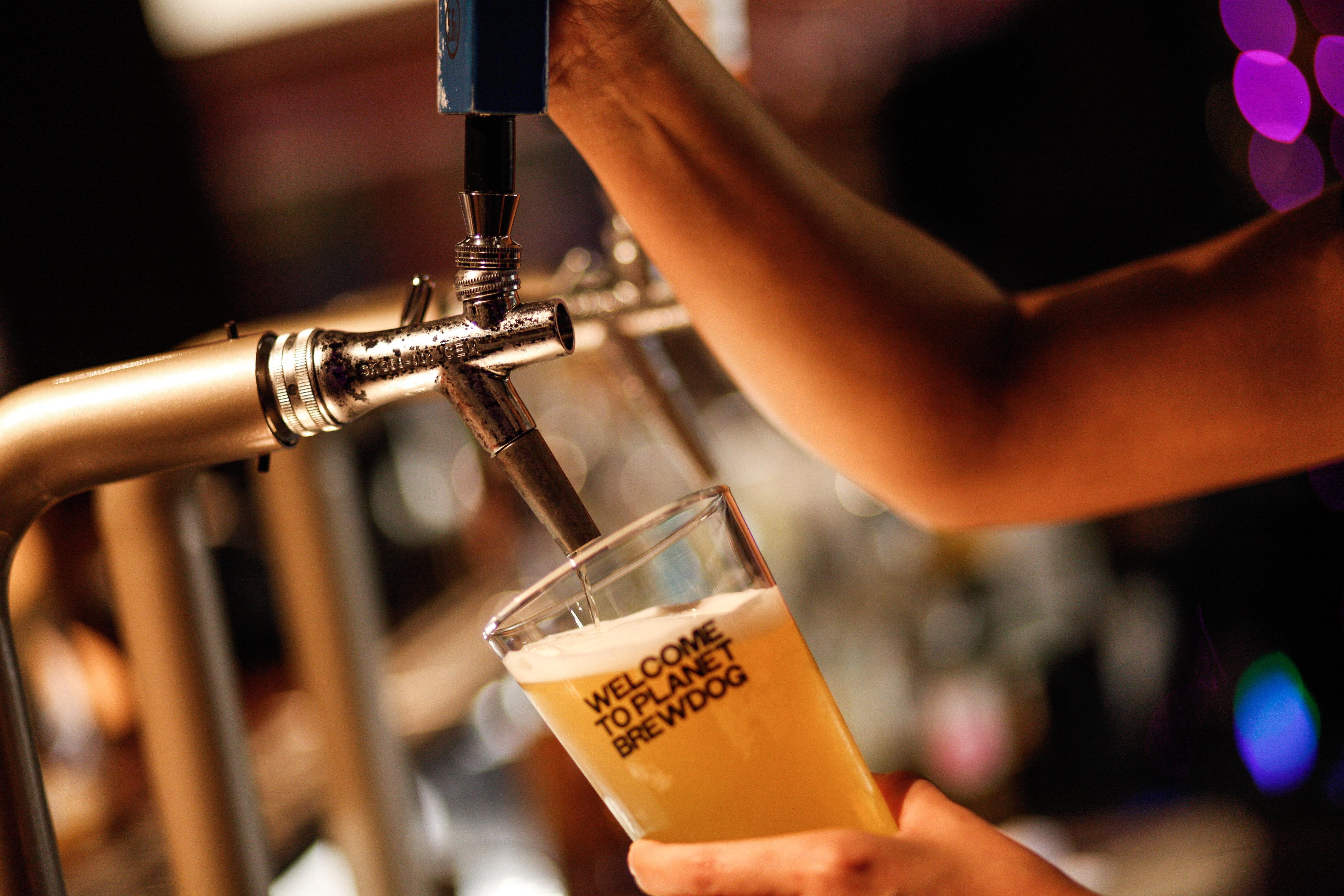 曼谷无线路英迪格酒店 外观 照片 A beer tap in action