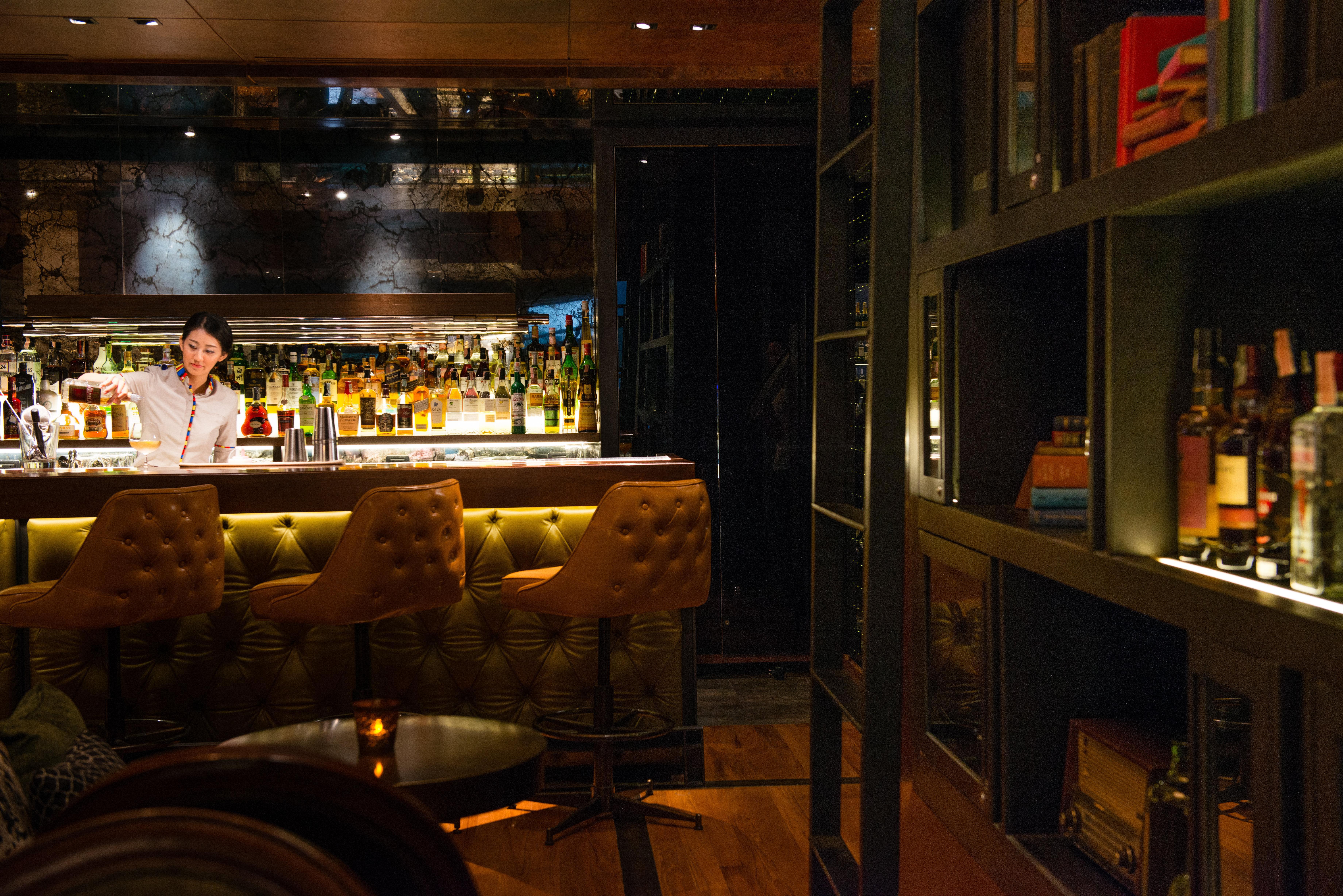曼谷无线路英迪格酒店 外观 照片 The bar at the Mandarin Oriental, Hong Kong