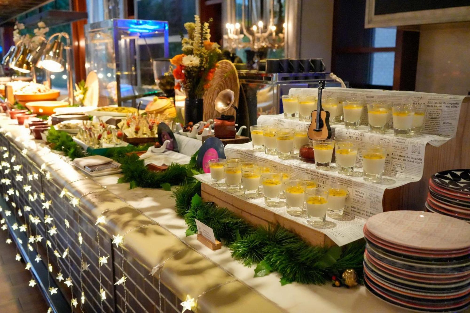 曼谷无线路英迪格酒店 外观 照片 A buffet at a restaurant