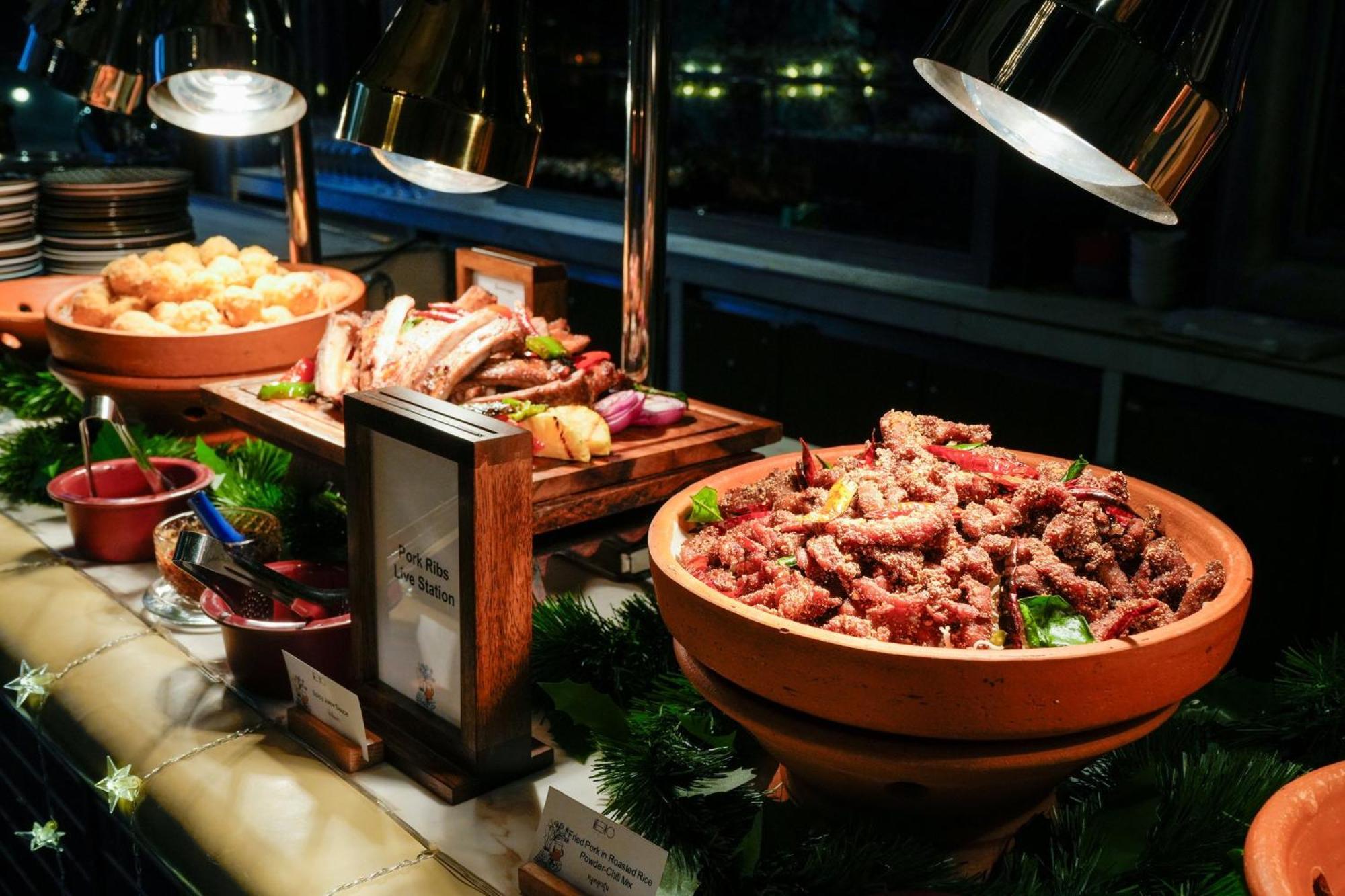 曼谷无线路英迪格酒店 外观 照片 A buffet at a hotel