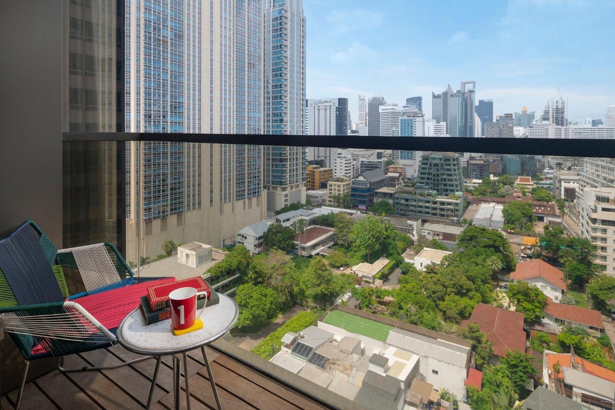曼谷无线路英迪格酒店 外观 照片 View from the balcony of a typical apartment